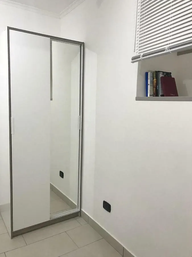 Dea House Airport Apartamento Nápoles Italia